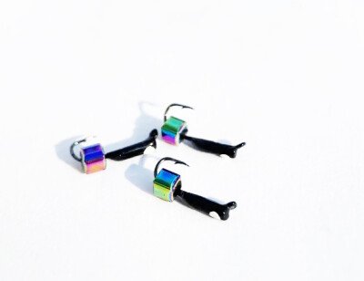 Мормышка D-1,5 Ст-к Черн, Белый + Куб Гематит Хамелеон 2*2мм 0,25гр (3 шт)